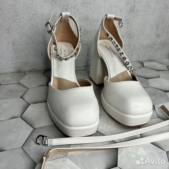 Туфли женские на высоком каблуке белые
