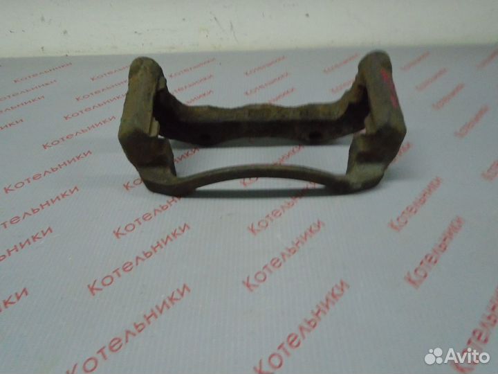 Nissan 41011-8H300 Скоба суппорта левого