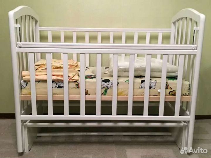 Детская кроватка с продольным маятником
