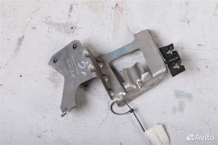 Кронштейн бачка гидроусилителя Volkswagen Touareg