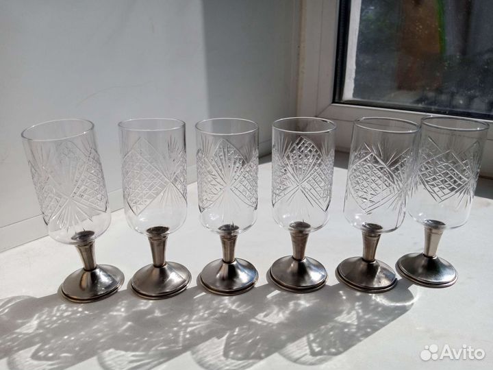 Хрустальные рюмки на металлической ножке