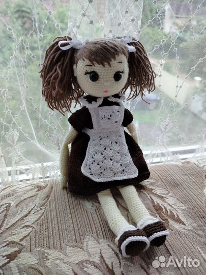 Кукла школьница вязанная
