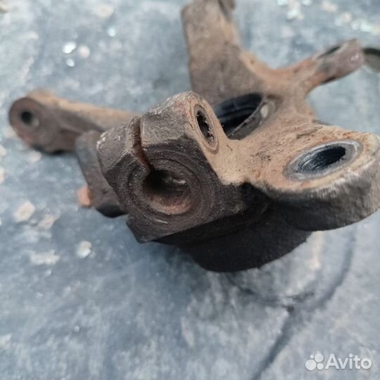 Поворотный кулак передний левый Kia Rio 1