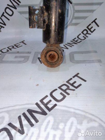 Стойка амортизатор передняя Mitsubishi L200