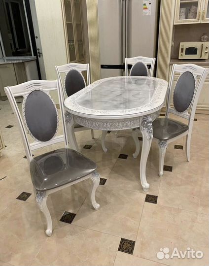 Столы и стулья