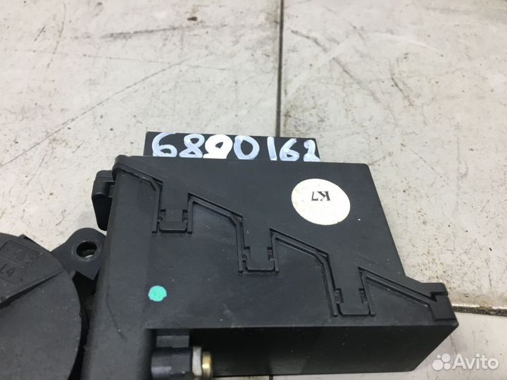 Моторчик переднего правого стеклоподъемника Skoda Fabia 1 6Y