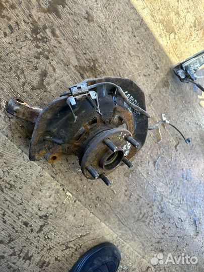 Передний левый поворотный кулак Camry 40 3.5