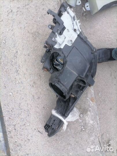 Фары левая правая toyota avensis 2011, до рест