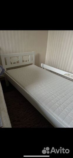 Детская кровать с бортиком и матрасом