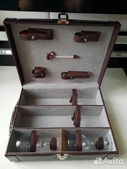 Чемодан сомелье на 2 бутылки, 2 бокала, аксессуары