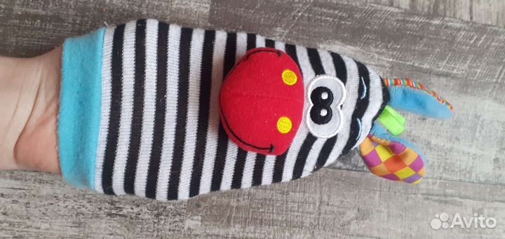 Игрушка погремушка в виде зебры на руку