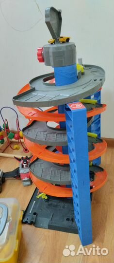 Hot wheels трек парковка