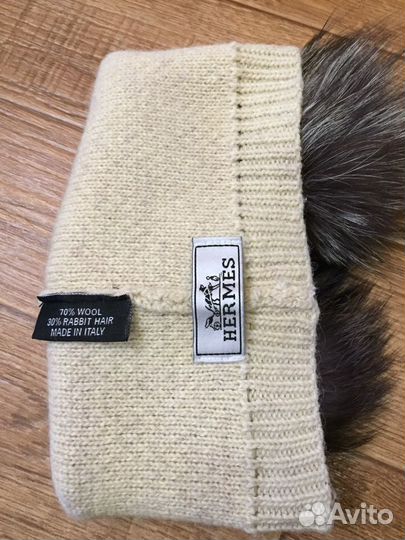 Шапка с натуральными помпонами