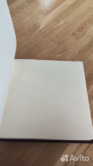 Альбом для фотографий в кожаном чемодане