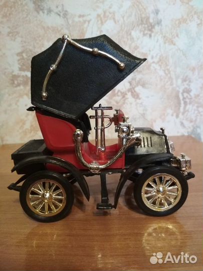 Модель ретро автомобиля