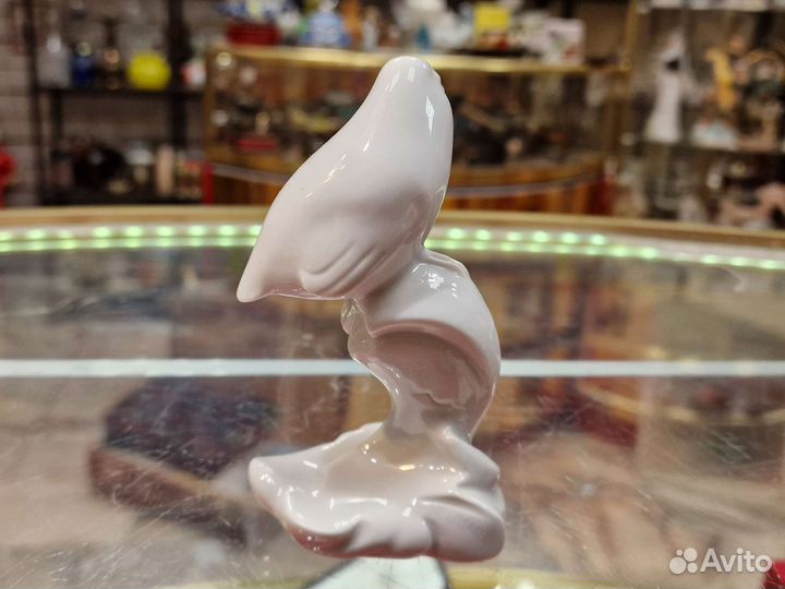 Статуэтка птица на дереве