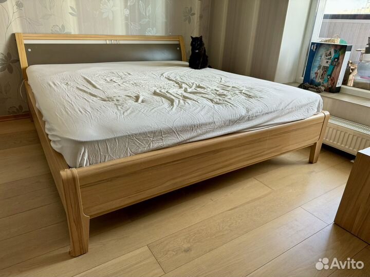 Кровать двухспальная с матрасом бу