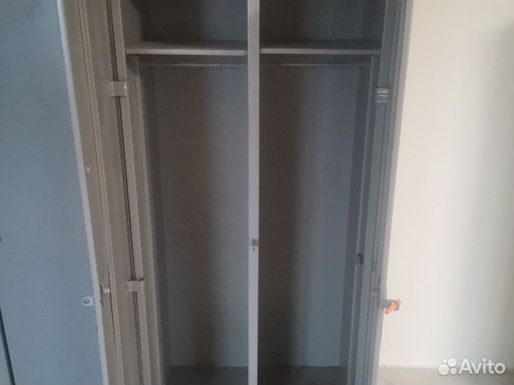Металлические шкафы 4 штуки
