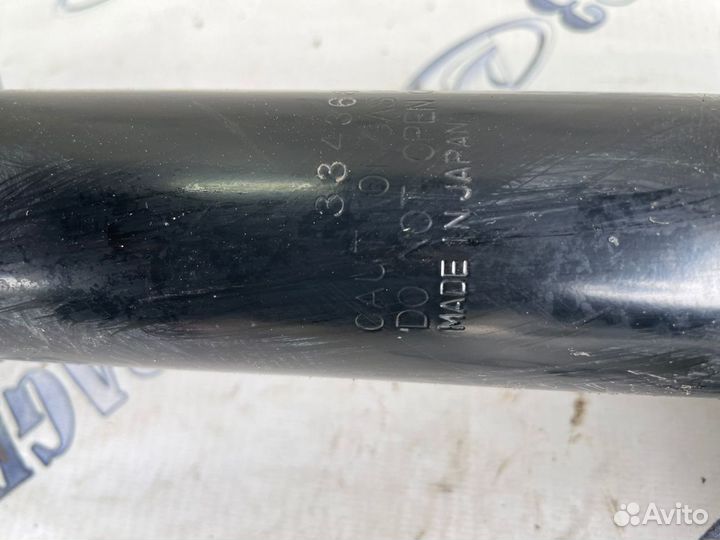 Стойка амортизатора правая Mitsubishi Outlander 1