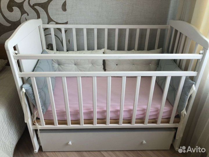Детская кроватка с маятником