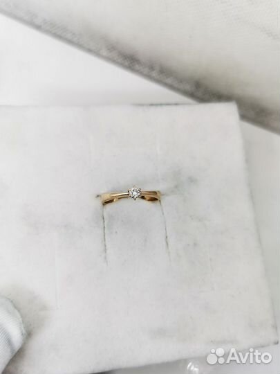 Золотое кольцо с бриллиантом