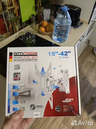 Кронштейн наклонно-поворотный для телевизора белый