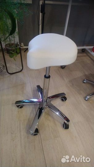 Стул мастера на колёсиках