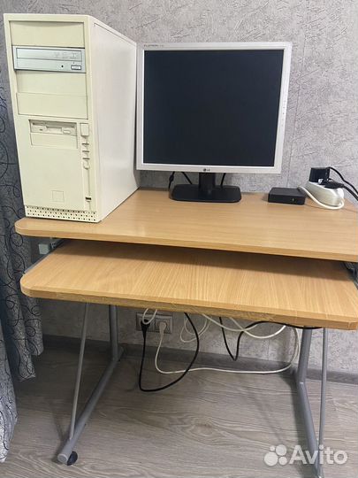 Монитор, компьютерный стол