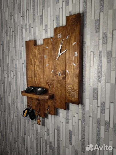 Ключница настенная из дерева с часами и полкой