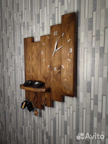 Ключница настенная из дерева с часами и полкой