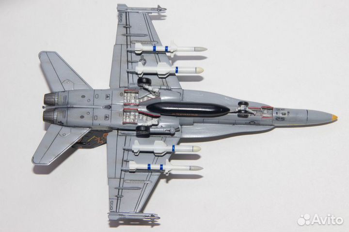 Собранная модель F/A-18D Hornet 1/144 Revell