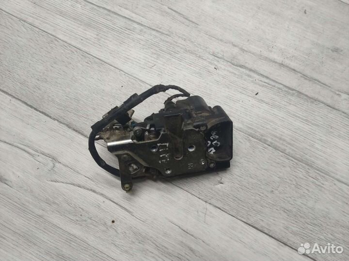 Замок двери передний правый Chevrolet Aveo t 250