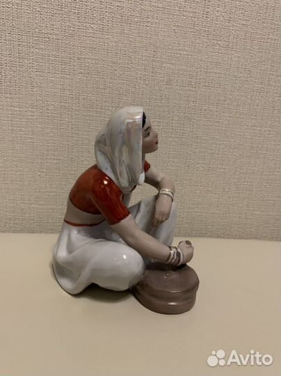 Фарфоровая статуэтка 