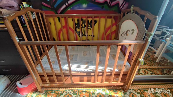 Детская кроватка можга с маятниковым механизмом