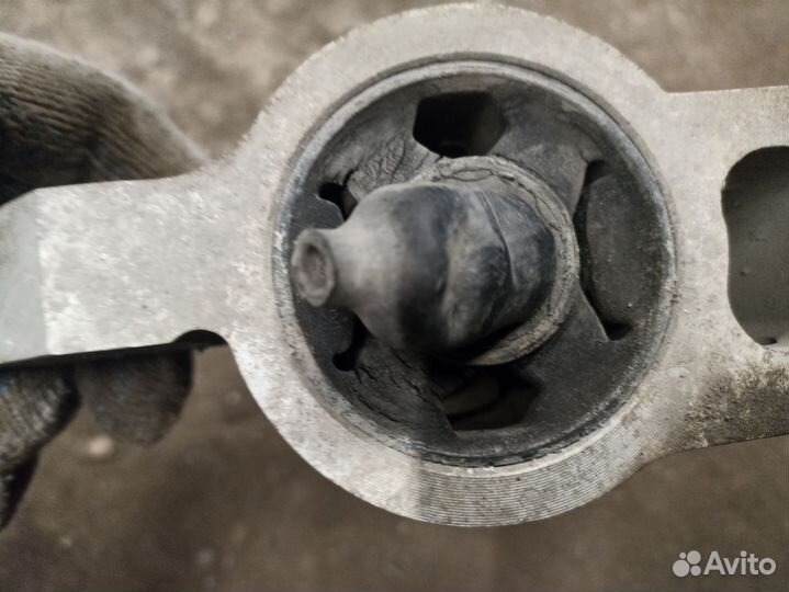 Рычаг передний левый Skoda Octavia A5