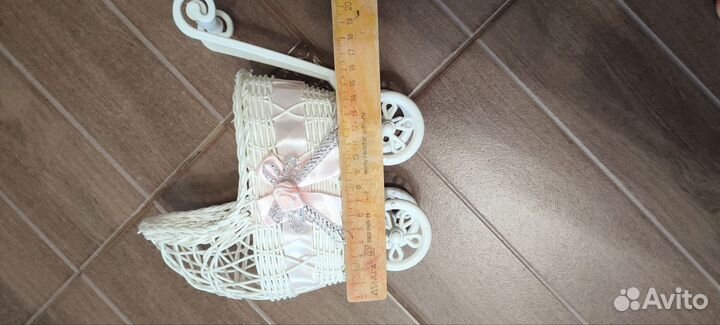 Декоративная плетёная коляска -люлька