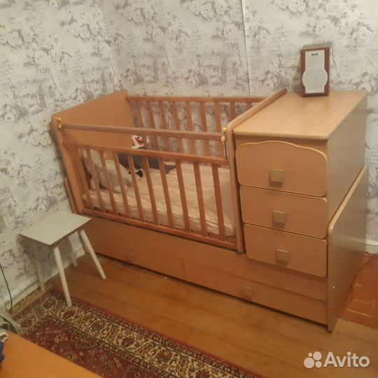 Кроватка детская с маятником