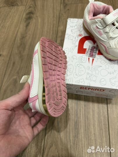 Кроссовки для девочки 24