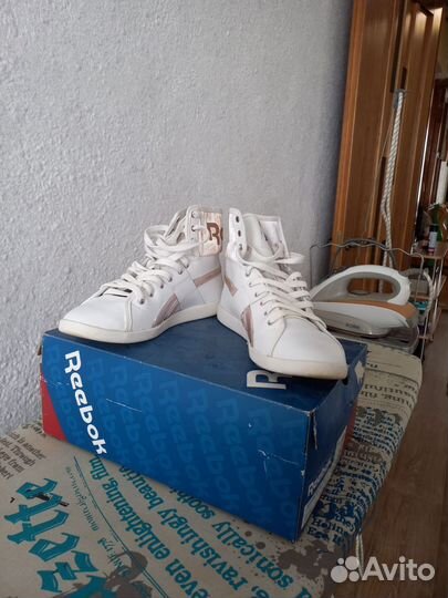 Кроссовки женские