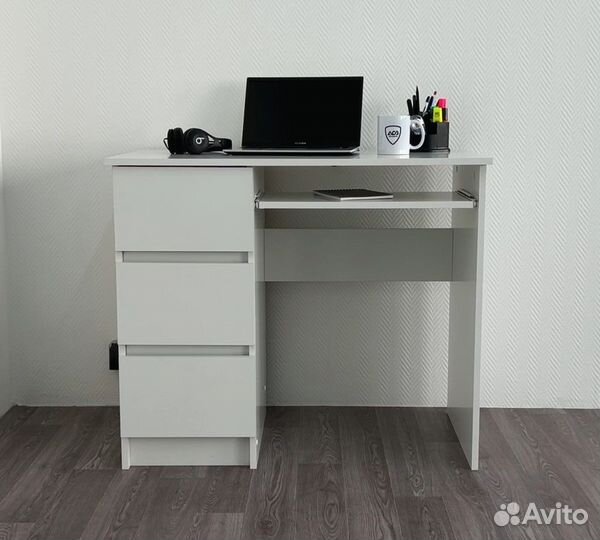Стол письменный компьютерный малый