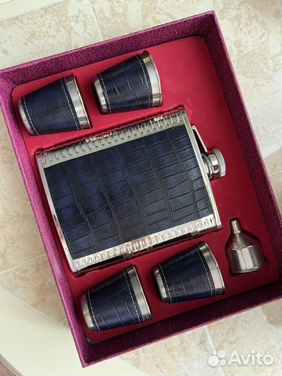 Фляжка с рюмками