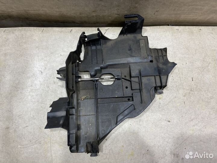 7L6941613C Кронштейн VW Touareg 1 С дефектом