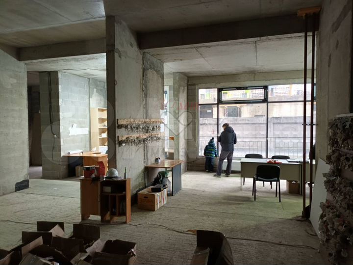 Торговое помещение в окружении жил массива