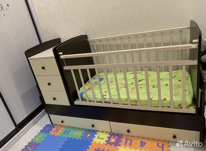 Детская кроватка с маятником