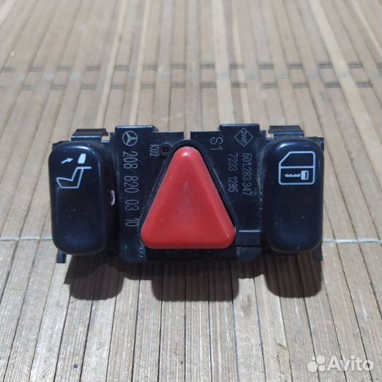 Кнопка аварийной сигнализации Mercedes-Benz