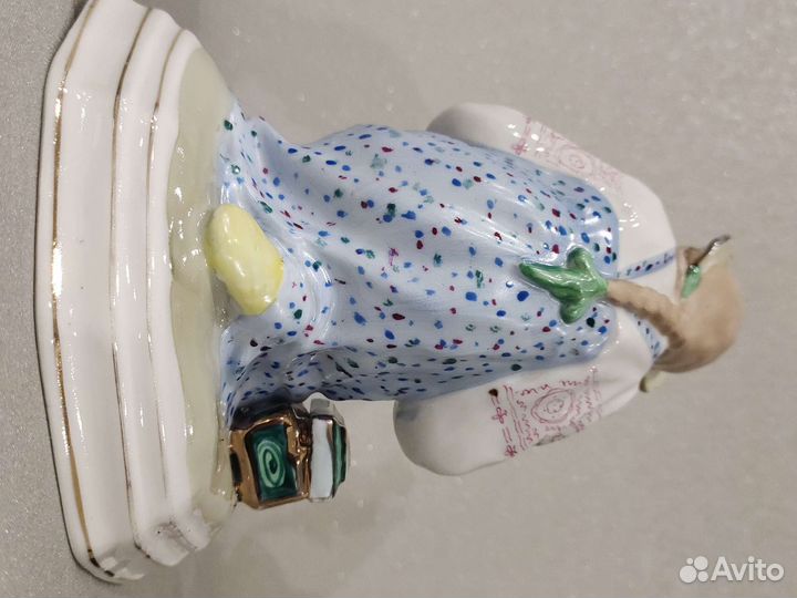 Фарфоровая статуэтка Малахитовая шкатулка