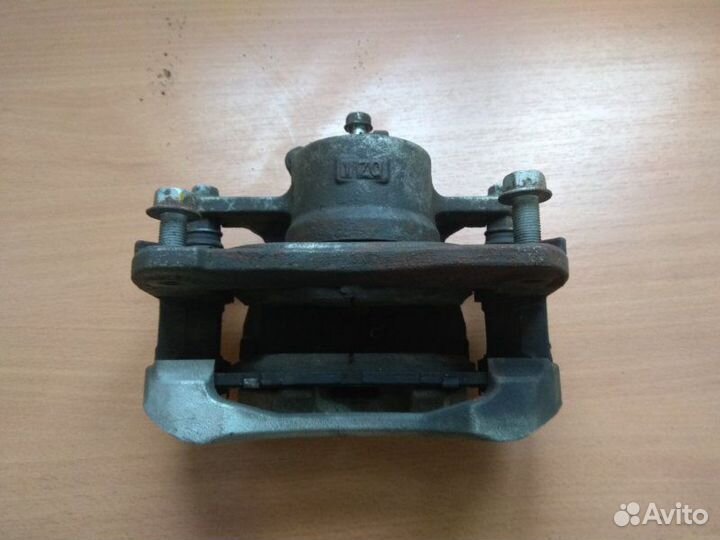 Суппорт передний левый Toyota Camry 50 2011-2017