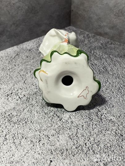 Фарфоровая статуэтка 