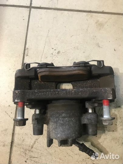 Суппорт передний левый Volvo S60