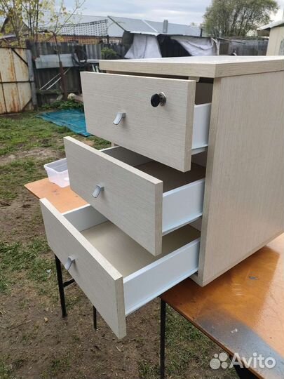 Тумбочка подкатная с замком